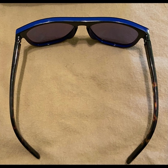 Louis Vuitton Sunglasses - Picture 6 of 7